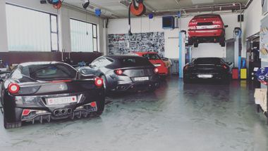 Werkstatt mit Ferrari, Maserati, Abarth, Alfa Romeo und Maserrati